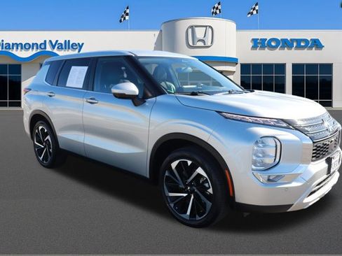 Used 2024 Mitsubishi Outlander SE image 1