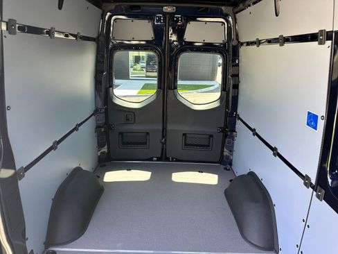 Used 2024 Mercedes-Benz Sprinter 2500 image 15