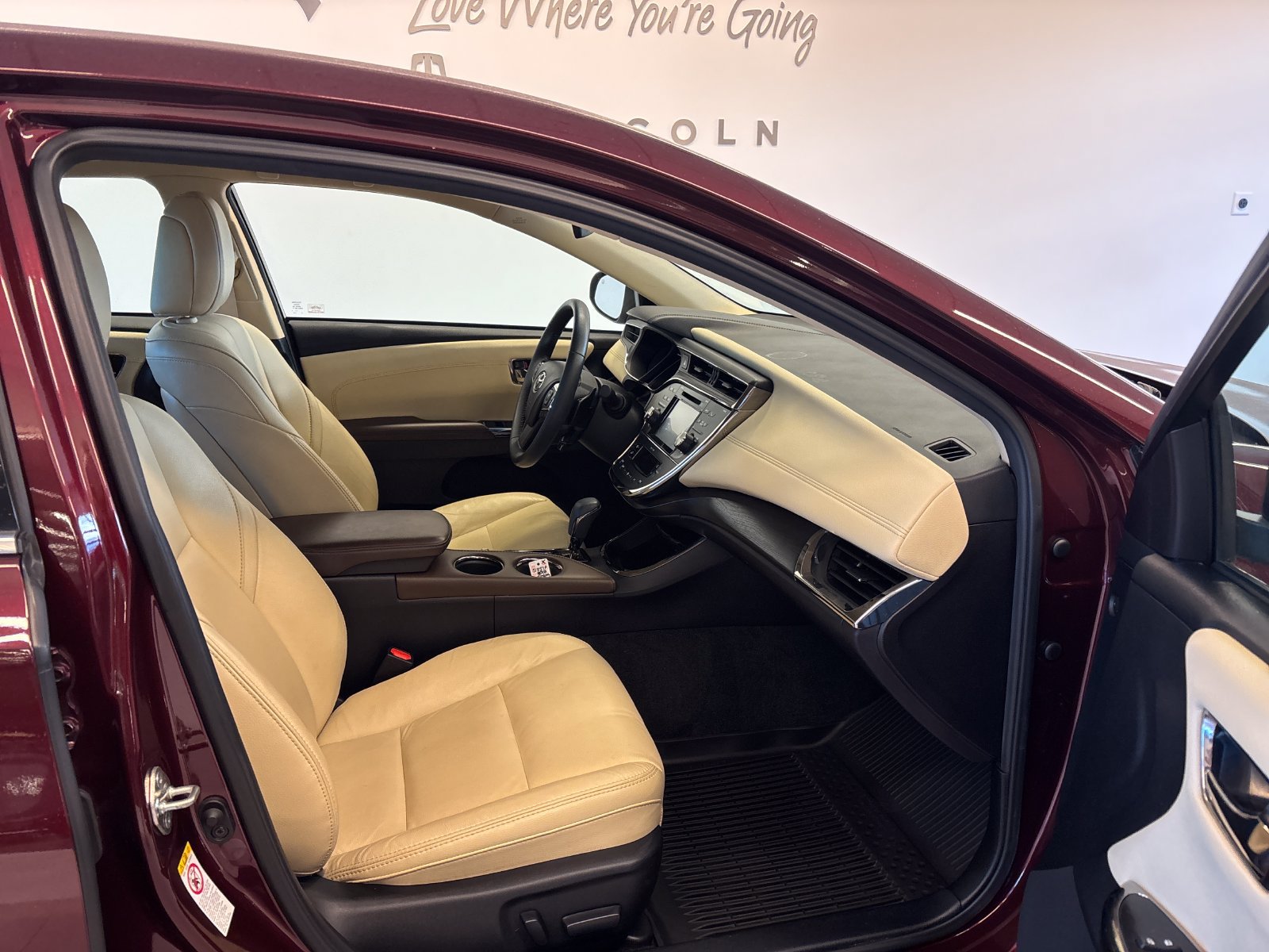 Used 2018 Toyota Avalon XLE w/ All Weather Liner Package FWD image 6