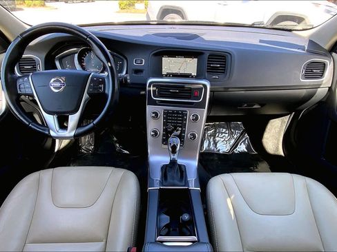 Used 2017 Volvo V60 T5 Platinum w/ Climate Package image 16