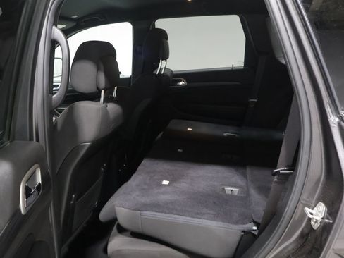 Used 2019 Jeep Grand Cherokee Laredo AWD/4WD image 18