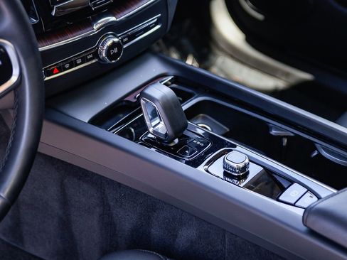 Used 2023 Volvo XC60 T8 Plus w/ Protection Package Premier image 22