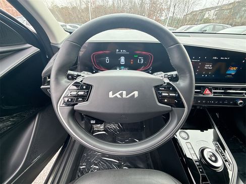 Used 2024 Kia Niro SX Touring image 11