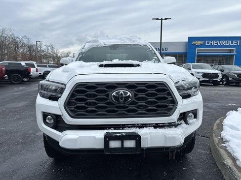 Used 2020 Toyota Tacoma TRD Sport image 2