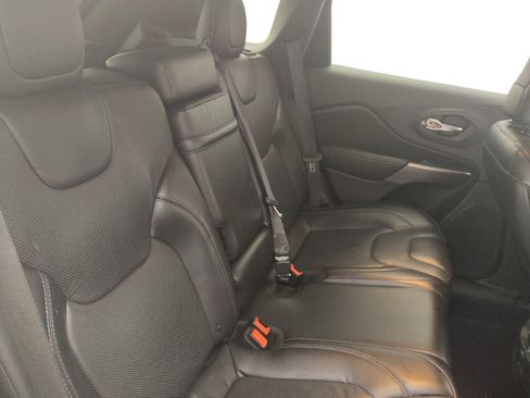 Used 2019 Jeep Cherokee Limited FWD image 19