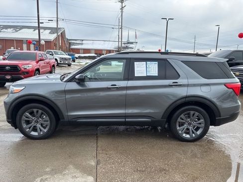Used 2022 Ford Explorer XLT w/ Equipment Group 202A image 4