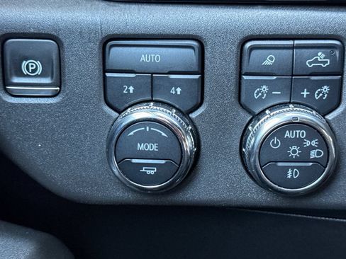 Used 2025 GMC Sierra 1500 SLT AWD/4WD image 30