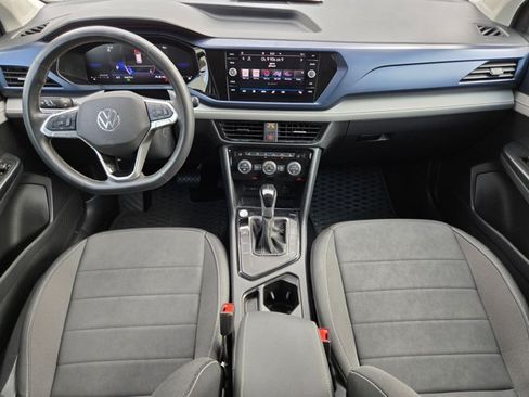 Used 2024 Volkswagen Taos SE w/ Panoramic Sunroof Package FWD image 17