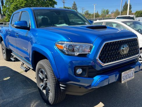 Used 2018 Toyota Tacoma TRD Sport w/ TRD Premium Sport Package image 3