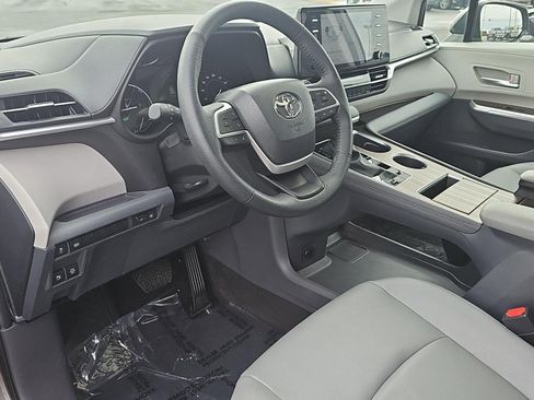 Used 2023 Toyota Sienna XLE image 12