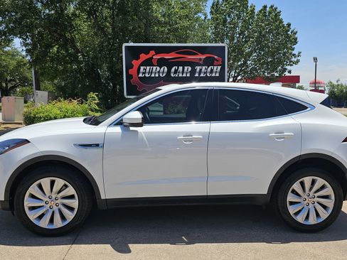 Used 2018 Jaguar E-PACE SE image 2