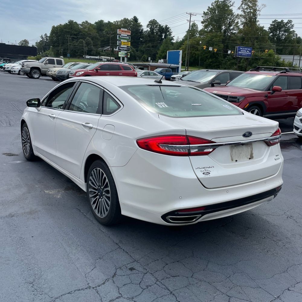 Used 2017 Ford Fusion SE w/ Fusion SE Technology Package FWD image 4