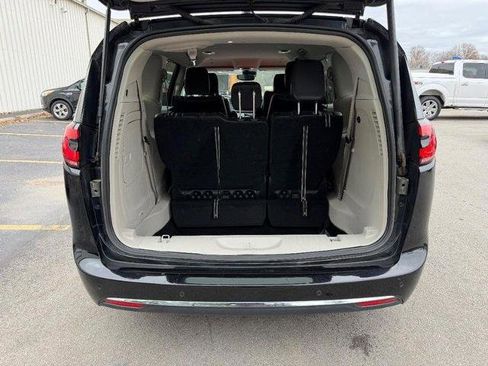 Used 2024 Chrysler Pacifica Select image 7