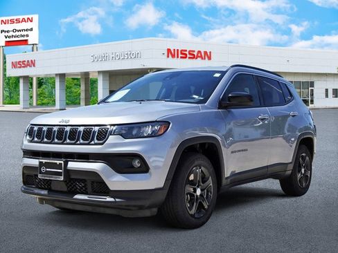 Used 2024 Jeep Compass Latitude image 2