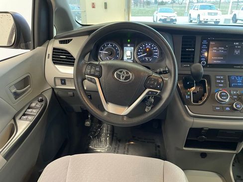 Used 2020 Toyota Sienna LE image 12