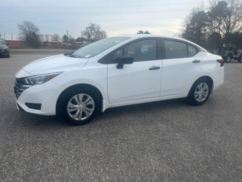 Used 2025 Nissan Versa S image 3
