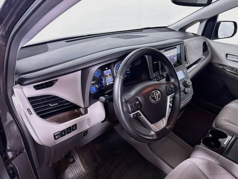 Used 2015 Toyota Sienna XLE Premium FWD image 9