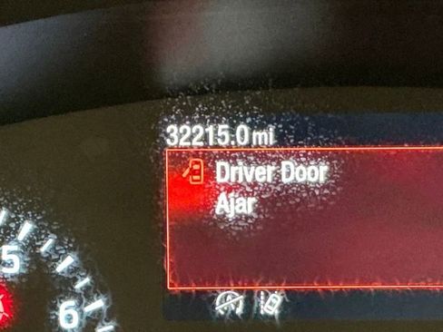 Used 2022 Ford Escape SE w/ SE Sport Appearance Package image 30