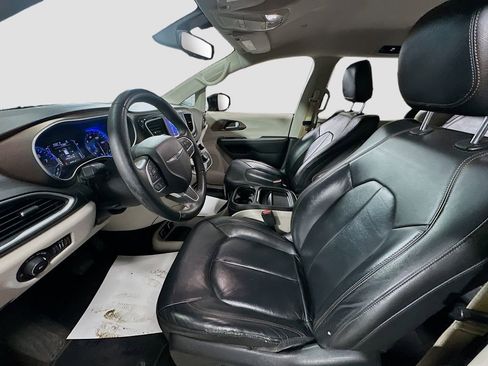 Used 2017 Chrysler Pacifica Touring-L image 21