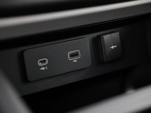 Used 2023 Land Rover Defender 90 S image 39