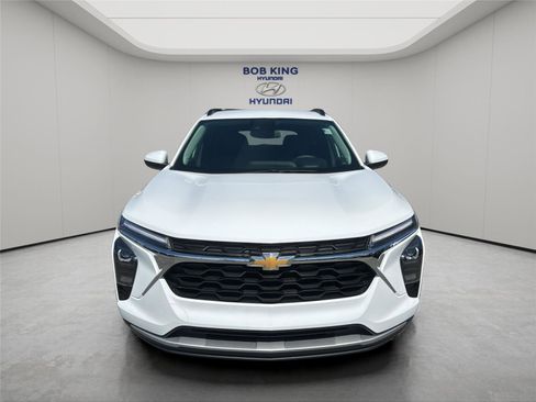 Used 2025 Chevrolet Trax LT image 8