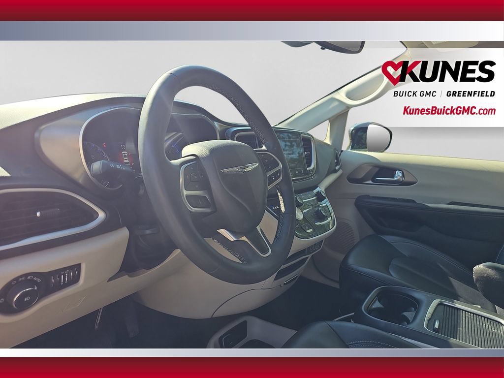 Used 2024 Chrysler Pacifica Touring-L FWD image 14