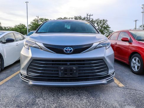 Used 2025 Toyota Sienna Platinum FWD image 4