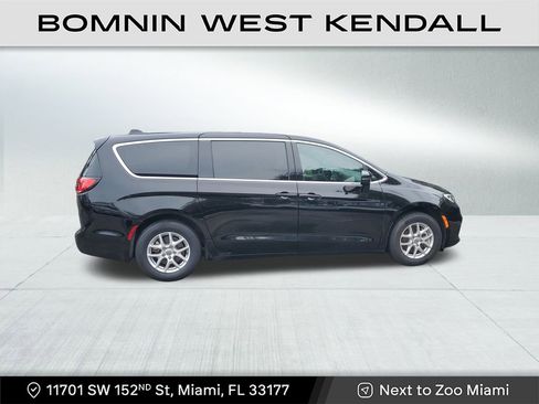 Used 2025 Chrysler Pacifica Select image 8