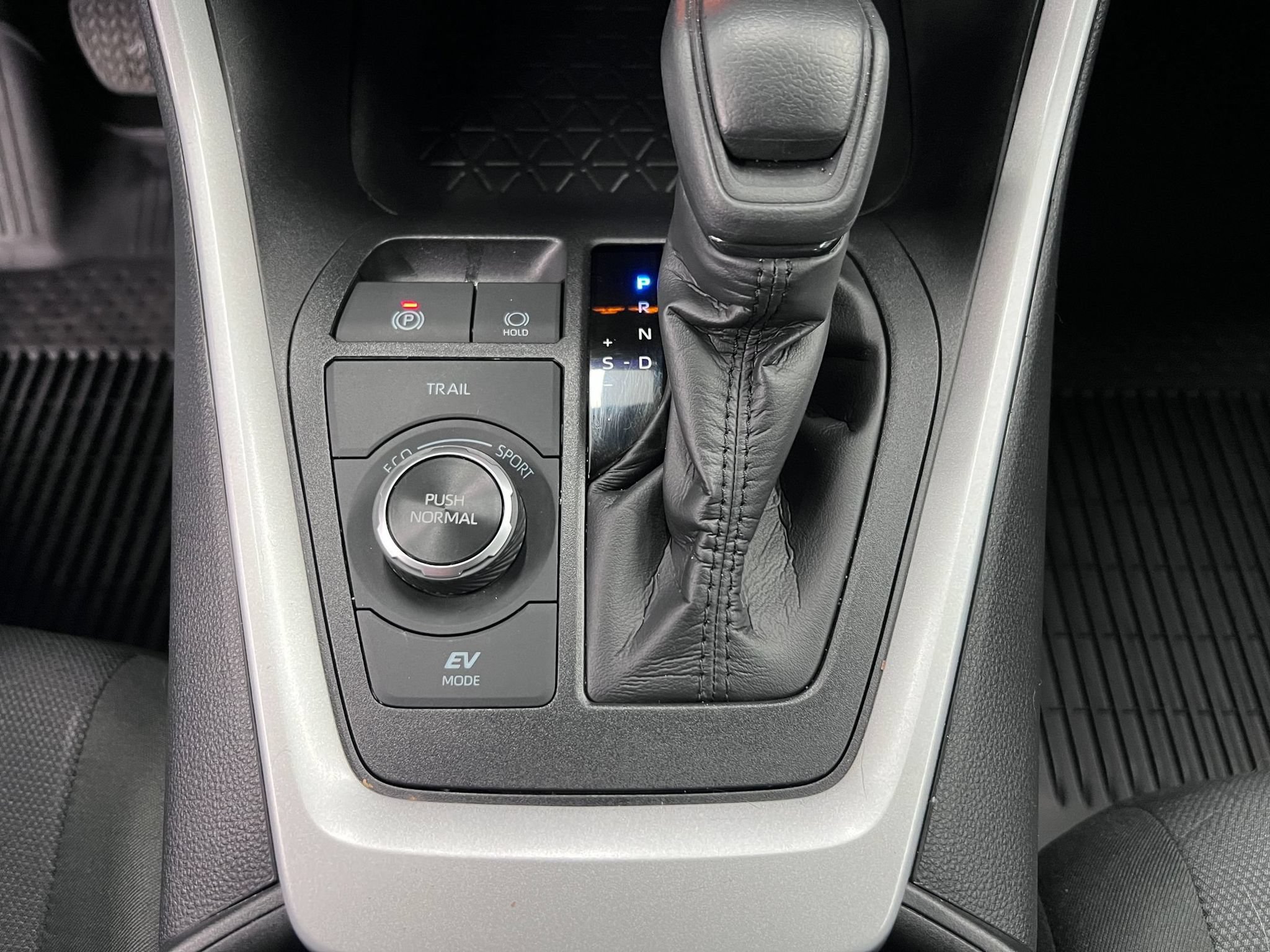 Used 2025 Toyota RAV4 XLE AWD/4WD image 14