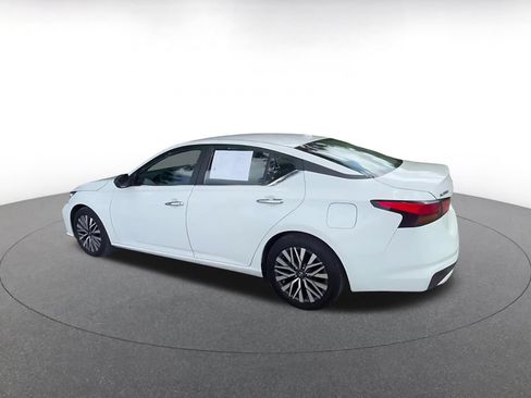 Used 2025 Nissan Altima 2.5 SV FWD image 10
