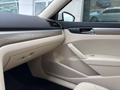 Used 2017 Volkswagen Passat 1.8T SE FWD image 16