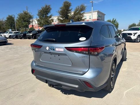 Used 2022 Toyota Highlander XLE AWD/4WD image 3
