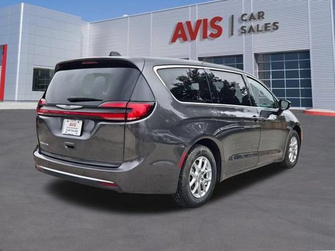 Used 2023 Chrysler Pacifica Touring-L FWD image 6