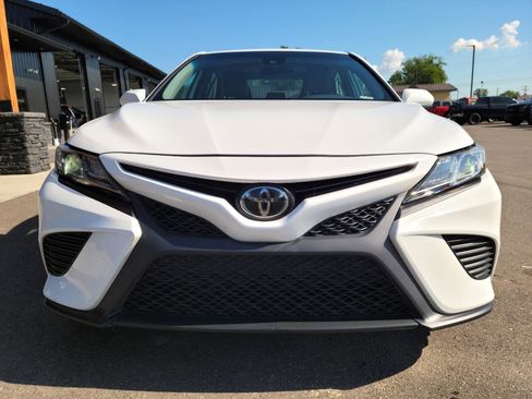 Used 2020 Toyota Camry SE FWD image 2