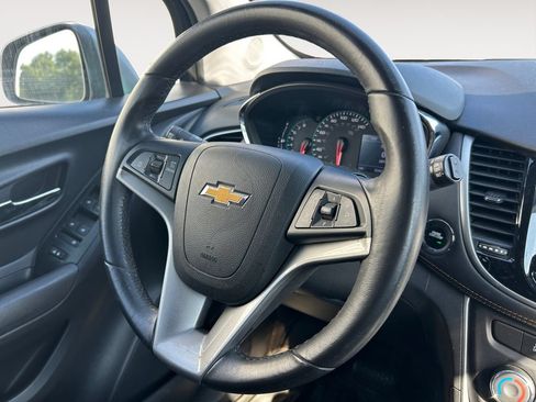 Used 2019 Chevrolet Trax LT w/ LT Convenience Package FWD image 12