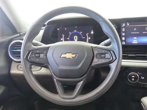 Used 2025 Chevrolet Trax LT FWD image 12