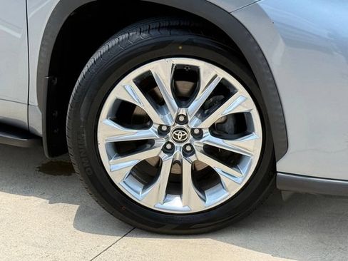 Used 2020 Toyota Highlander Limited FWD image 2