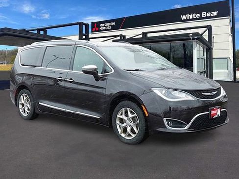 Used 2017 Chrysler Pacifica Limited image 1