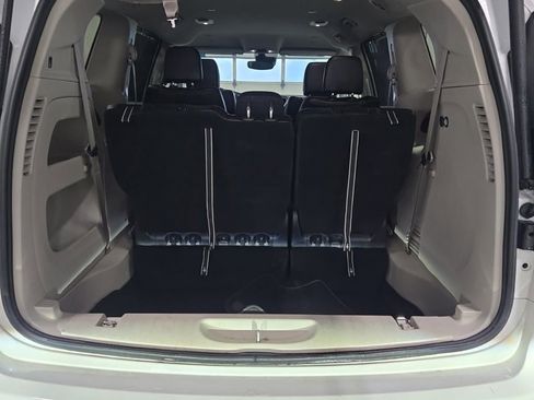 Used 2023 Chrysler Pacifica Touring-L image 9