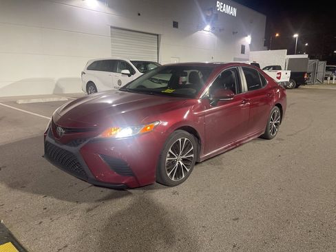 Used 2018 Toyota Camry SE image 1