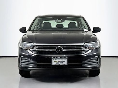 Certified 2022 Volkswagen Jetta SE w/ Panoramic Sunroof Package FWD image 2