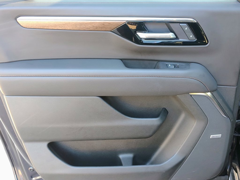 Used 2025 Chevrolet Suburban High Country AWD/4WD image 40