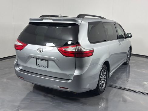 Used 2019 Toyota Sienna XLE w/ XLE Navigation Package FWD image 5