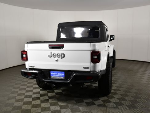 Used 2021 Jeep Gladiator Overland AWD/4WD image 7