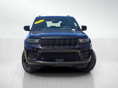 Used 2025 Jeep Grand Cherokee Altitude AWD/4WD image 2