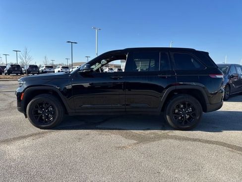 Used 2024 Jeep Grand Cherokee Altitude image 3