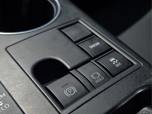 Used 2023 Toyota Highlander XLE FWD image 22