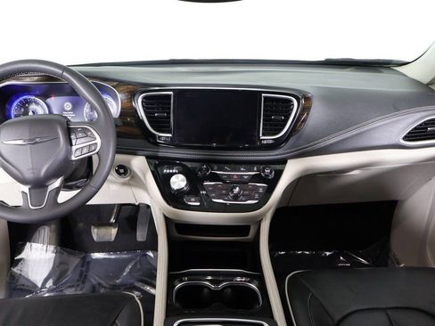 Used 2023 Chrysler Pacifica Limited image 44