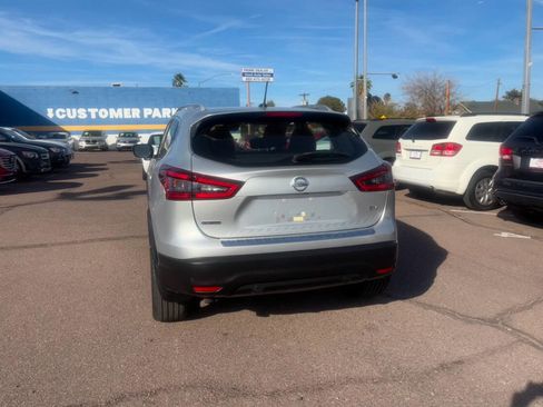 Used 2020 Nissan Rogue Sport SV image 3