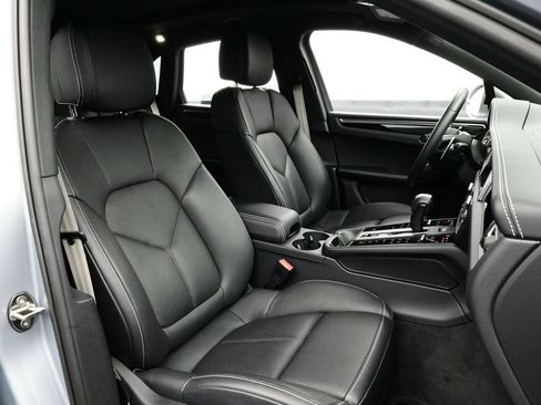 Certified 2025 Porsche Macan AWD/4WD image 18